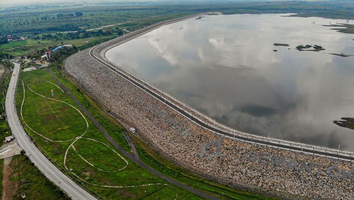 Ada di Indonesia! Ini Dia Bendungan Terpanjang se-Asia Tenggara Foto udara suasana Bendungan Semantok di Rejoso, Nganjuk, Jawa Timur, Rabu (3/1/2024). Bendungan sepanjang 3,1 kilometer yang dibangun dengan anggaran Rp2,5 triliun itu merupakan bendungan terpanjang se-Asia Tenggara dan berfungsi sebagai irigasi pertanian untuk sekitar 1.900 hektare sawah di wilayah tersebut. ANTARA FOTO/Muhammad Mada/tom.