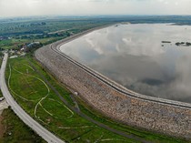 Ada di Indonesia! Ini Dia Bendungan Terpanjang se-Asia Tenggara