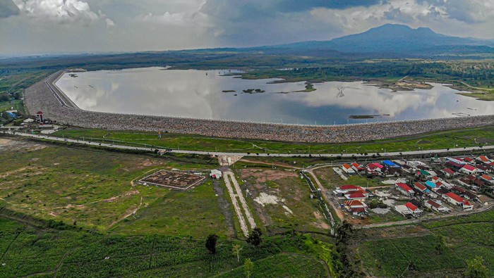 Ada di Indonesia! Ini Dia Bendungan Terpanjang se-Asia Tenggara Foto udara suasana Bendungan Semantok di Rejoso, Nganjuk, Jawa Timur, Rabu (3/1/2024). Bendungan sepanjang 3,1 kilometer yang dibangun dengan anggaran Rp2,5 triliun itu merupakan bendungan terpanjang se-Asia Tenggara dan berfungsi sebagai irigasi pertanian untuk sekitar 1.900 hektare sawah di wilayah tersebut. ANTARA FOTO/Muhammad Mada/tom.