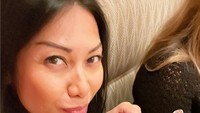 Walau sudah lama tinggal di Prancis, Anggun rupanya tak pernah berhenti menyantap makanan khas Indonesia. Salah satunya menu sop buntut yang dipesannya saat makan di restoran Prancis. Foto: Instagram @anggun_cipta