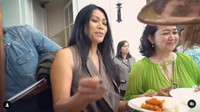 Datang ke acara KBRI, Anggun tak sabar menyantap semua makanan khas Indonesia yang jadi menu makan siangnya. Foto: Instagram @anggun_cipta