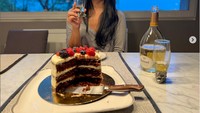 Penyanyi berusia 49 tahun ini biasanya lebih suka bersantai di rumah. Ditemani dengan minuman dan cake penuh buah segar. Foto: Instagram @anggun_cipta