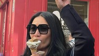Lewat Instagramnya, Anggun membagikan banyak rekomendasi tempat makan hingga es krim di Prancis. Foto: Instagram @anggun_cipta