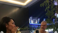Berlibur ke Dubai bersama sang suami, Anggun pilih menu steak hingga salad. Foto: Instagram @anggun_cipta