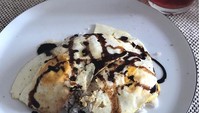Salah satu comfort food Anggun ternyata cukup sederhana, hanya nasi putih dengan lauk telur ceplok dan kecap manis. Foto: Instagram @anggun_cipta