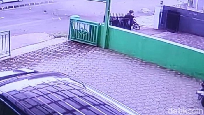 Angin Puting Beliung di Sukabumi Terekam CCTV, Spanduk Kampanye Beterbangan