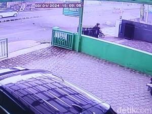 Terekam CCTV! Tarian Angin yang Bikin Spanduk Pemilu Berterbangan