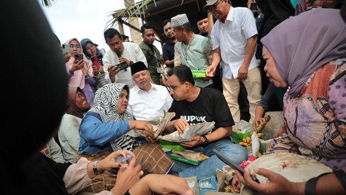 Anies Baswedan makan bersama petani