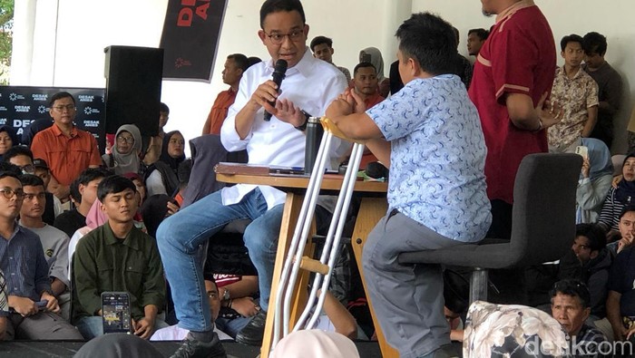 Anies Baswedan saat berdialog dengan masyarakat di Tanah Datar