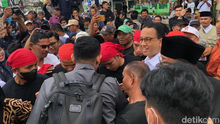 Anies Baswedan sampai di Tanah Datar (M Afdal/detikSumut)