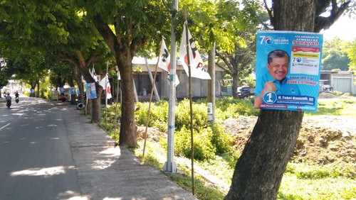 APK Fahri Hamzah yang dipaku di pohon di Kota Bima, NTB, Selasa (2/1/2024).