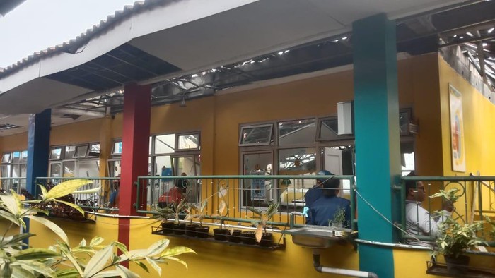 Atap SD Negeri Polisi 1 Kota Bogor ambruk