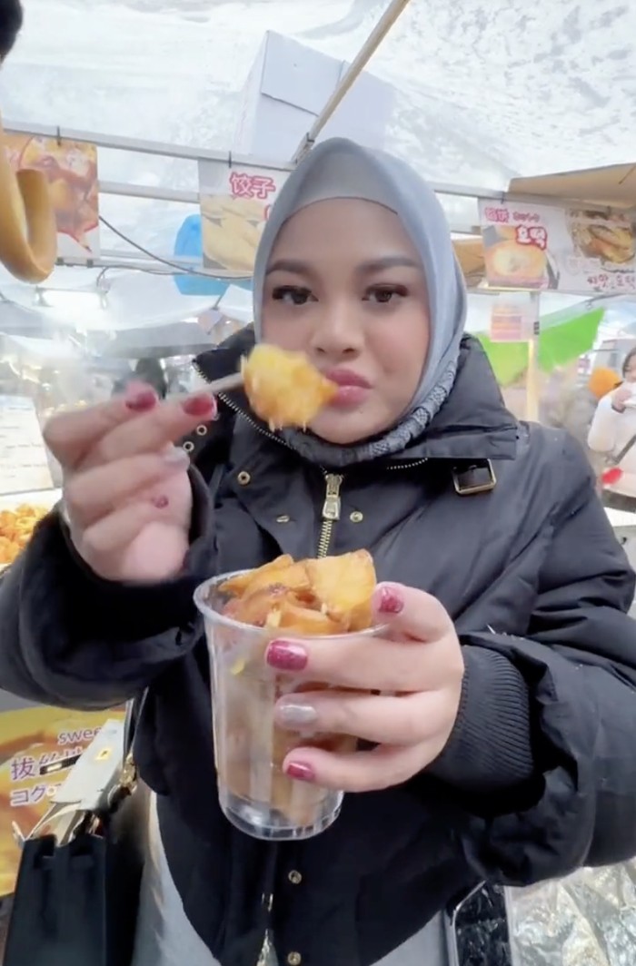 Aurel Hermansyah Jajan Oden hingga Tanghulu di Myeongdong