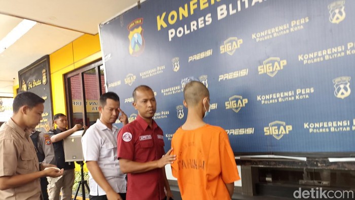 Azza pembunuh majikan dan ART di Blitar memakai baju tahanan