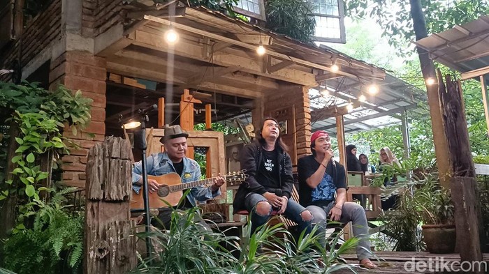 Band Stinky Reborn saat menggelar jumpa pers di kawasan Jurangmangu, Tangerang Selatan, pada Selasa (2/1/2024).