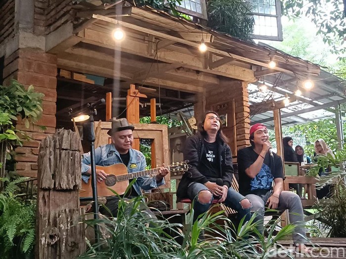Band Stinky Reborn saat menggelar jumpa pers di kawasan Jurangmangu, Tangerang Selatan, pada Selasa (2/1/2024).