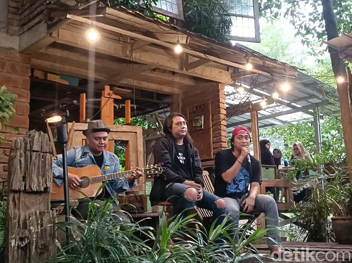Band Stinky Reborn saat menggelar jumpa pers di kawasan Jurangmangu, Tangerang Selatan, pada Selasa (2/1/2024).