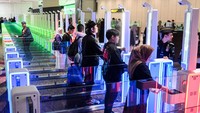 Calon penumpang pesawat memindai paspor dan pengenalan wajah di pintu otomatis (autogate) pemeriksaan imigrasi, Terminal 3 Bandara Internasional Soekarno Hatta, Tangerang, Banten, Rabu (3/1/2024).