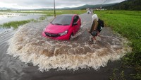 Pengendara mobil menerobos banjir yang merendam jalan penghubung Jambi-Kerinci, Semerap, Kerinci, Jambi, Rabu (3/1/2024)