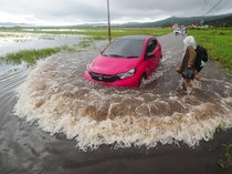 Aksi Nekat Pengendara Terobos Banjir di Jambi