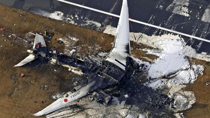 Pesawat Japan Airlines bertabrakan dengan pesawat penjaga pantai di Bandara Haneda, Jepang. Begini kondisi kedua pesawat usai bertabrakan.