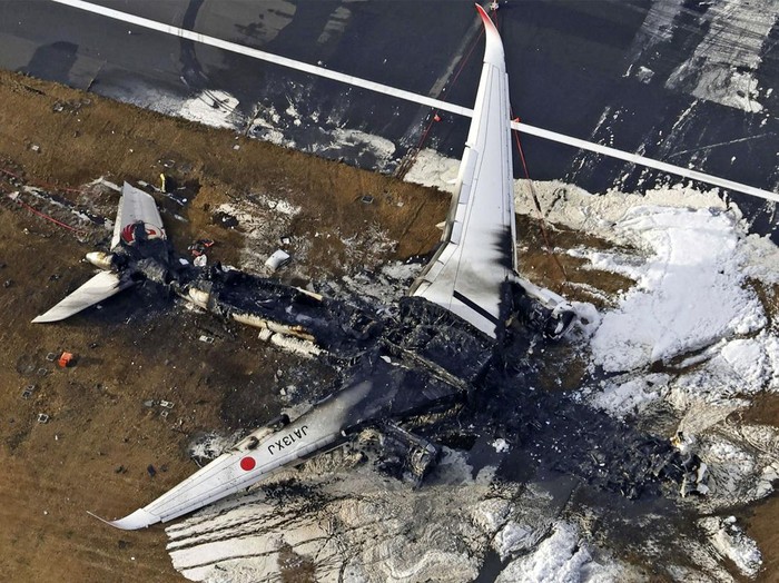 Pesawat Japan Airlines bertabrakan dengan pesawat penjaga pantai di Bandara Haneda, Jepang. Begini kondisi kedua pesawat usai bertabrakan.