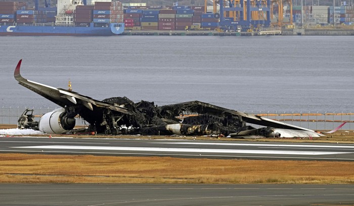 Pesawat Japan Airlines bertabrakan dengan pesawat penjaga pantai di Bandara Haneda, Jepang. Begini kondisi kedua pesawat usai bertabrakan.