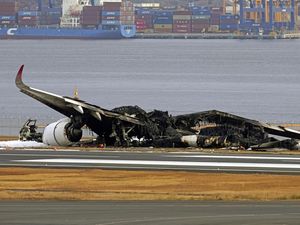 Bangkai Pesawat JAL Mulai Dibersihkan dari Bandara Haneda