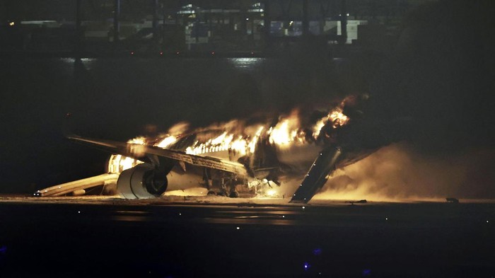 Pesawat Japan Airlines bertabrakan dengan pesawat penjaga pantai di Bandara Haneda, Jepang. Begini kondisi kedua pesawat usai bertabrakan.