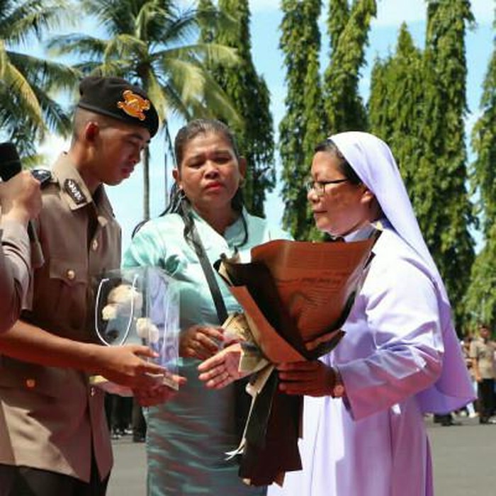Bripda Dismas Puyu, usai dilantik, bertemu pengasuhnya di Panti Asuhan Melania Langowan yakni Suster Katarina Karepangan SJMJ; dan ibunda, Selvia Fernatubun yang menghilang selama 9 tahun.