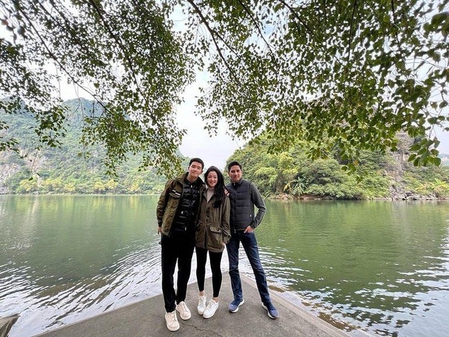 Anak semata wayang Mila itu juga tampaknya sudah cukup dekat dengan ayah sambungnya. Ia bersama ibu dan ayah sambungnya itu juga sudah pernah berlibur bersama ke luar negeri. Berfoto bersama, ketiganya terlihat kompak. Foto: Instagram/@budidjiwandono