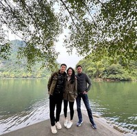 Anak semata wayang Mila itu juga tampaknya sudah cukup dekat dengan ayah sambungnya. Ia bersama ibu dan ayah sambungnya itu juga sudah pernah berlibur bersama ke luar negeri. Berfoto bersama, ketiganya terlihat kompak. Foto: Instagram/@budidjiwandono