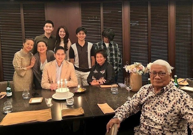 Sosok Atara sendiri mulai disorot karena dirinya tampak setia menemani sang ibu di momen pernikahan. Penampilannya yang kemudian banyak membuat netizen jadi ikut terpesona. “Astagaaa anaknya bu mila cakep pol kayak oppa korea” komentar netizen. Foto: Instagram/@budidjiwandono