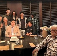 Sosok Atara sendiri mulai disorot karena dirinya tampak setia menemani sang ibu di momen pernikahan. Penampilannya yang kemudian banyak membuat netizen jadi ikut terpesona. “Astagaaa anaknya bu mila cakep pol kayak oppa korea” komentar netizen. Foto: Instagram/@budidjiwandono