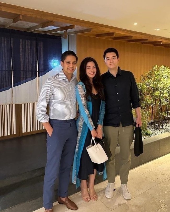 Sejak Budisatrio dan Mila masih berpacaran, Atara terlihat sudah dekat dengan ayah sambungnya. Ketiganya pun sudah sering pergi dan menghabiskan waktu bersama-sama. Foto: Instagram/@budidjiwandono