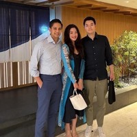 Sejak Budisatrio dan Mila masih berpacaran, Atara terlihat sudah dekat dengan ayah sambungnya. Ketiganya pun sudah sering pergi dan menghabiskan waktu bersama-sama. Foto: Instagram/@budidjiwandono