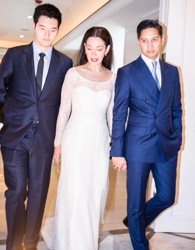 Kisah cinta politisi Budisatrio dan Mila Gunawan memang kerap mencuri atensi. Setelah keduanya menikah, kini sosok putra sambung Budisatrio tak kalah jadi sorotan. Kerap muncul di beberapa foto unggahan Budisatrio di Instagram, putra sambungnya yang diketahui bernama Atara berhasil bikin salfok. Foto: Instagram/@budidjiwandono