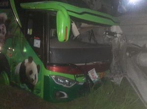 Bus Wisata Tabrak Truk Muat Paku Bumi di Tol Ngawi, 2 Orang Tewas