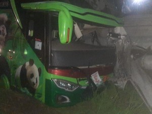 Bus Wisata Tabrak Truk Muat Paku Bumi di Tol Ngawi, 2 Orang Tewas