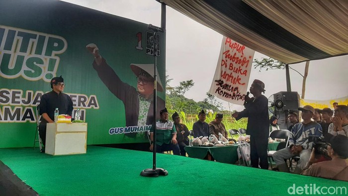 Calon Wakil Presiden nomor urut 1, Muhaimin Iskandar atau Cak Imin melakukan dialog bersama para petani di komplek Stadion Si Jalak Harupat, Kecamatan Kutawaringin, Kabupaten Bandung, Rabu (3/1/2024).