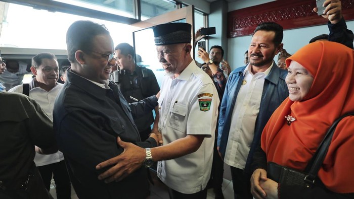 Capres nomor urut 1, Anies Baswedan saat tiba di Bandara Internasional Minangkabau, Sumbar. (dok. Tim Kampanye Anies)