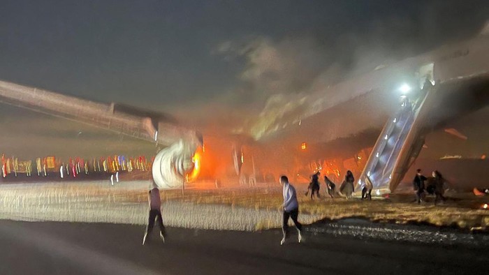 Cara awak pesawat Japan Airlines mengevakuasi penumpang dari lautan neraka tanpa korban jiwa