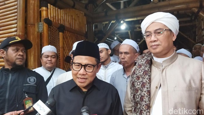 Cawapres nomor urut 1, Muhaimin Iskandar (Cak Imin) sowan kepada pimpinan Ponpes Assyfa Sumedang, Abuya KH Muhyiddin Abdul Qadir Al-Manafi. (Kurniawan F/detikcom)