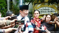 Terlihat Sandiaga Uno tiba di kediaman pukul 09.57 WIB. Ia tampak menggunakan baju koko putih lengan panjang dan kopiah hitam. 