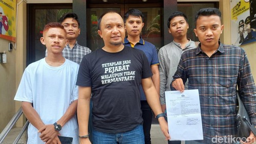 Direktur Lombok Global Institut (Logis) NTB Fihiruddin bersama sejumlah aktivis melaporkan Anggota DPD RI asal Bali, Arya Wedakarna alias AWK, ke Polda Nusa Tenggara Barat (NTB), Rabu siang (3/1/2024).