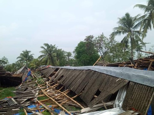 Dua rumah warga rusak akibat angin puting beliung di Lombok Tengah, Rabu (3/1/2023). (Istimewa)