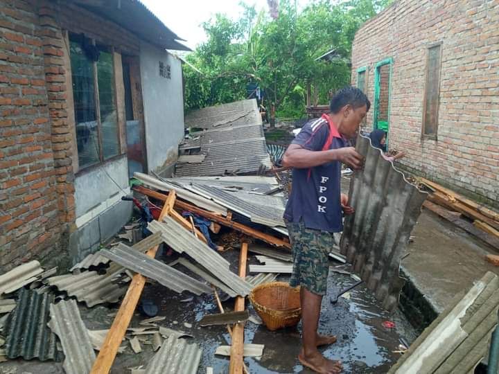 Dua rumah warga rusak akibat angin puting beliung di Lombok Tengah, Rabu (3/1/2023). (Istimewa)