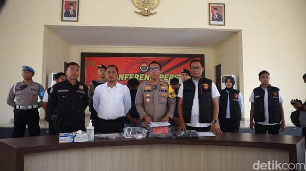 Empat pelaku penganiayaan karyawan barbershop Jalan Pemuda Demak dihadirkan dalam rilis ungkap kasus di Pendopo Polres Demak, Rabu (3/1/2024).