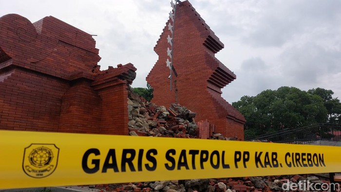 Gapura Taman Pataraksa Cirebon Ambruk