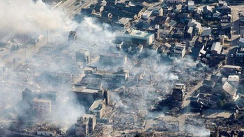 Hantu Tsunami (2011): Hampir 20.000 orang meninggal menyusul gempa bumi dan tsunami Tōhoku dahsyat di Jepang di 2011. Tsunami itu sendiri tidak misterius, meskipun tragis, kita mengerti bagaimana hal itu terjadi. Namun setelah tsunami, penampakan hantu di daerah terdampak meningkat drastis. Banyak orang melapor dikunjungi roh-roh gelisah dari mereka yang hilang akibat tsunami, bahkan ada orang yang kerasukan. Kemungkinan besar penampakan ini adalah hasil dari trauma kolektif dan mungkin rasa bersalah penyintas, tapi banyak yang percaya penampakan ini bukti nyata fenomena paranormal. Foto: BBC World